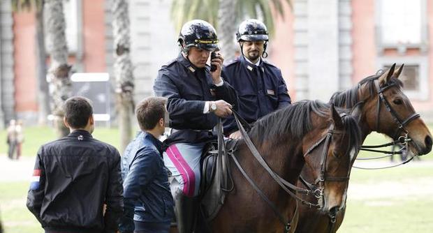 Spostamento Della Polizia A Cavallo Da Napoli