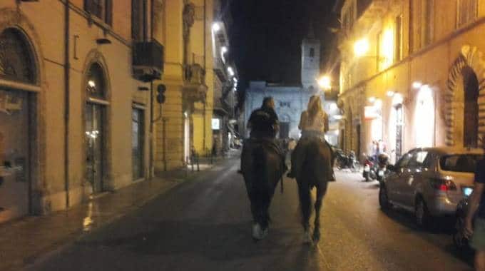 Passeggiata a cavallo in centro: multa per gli escrementi